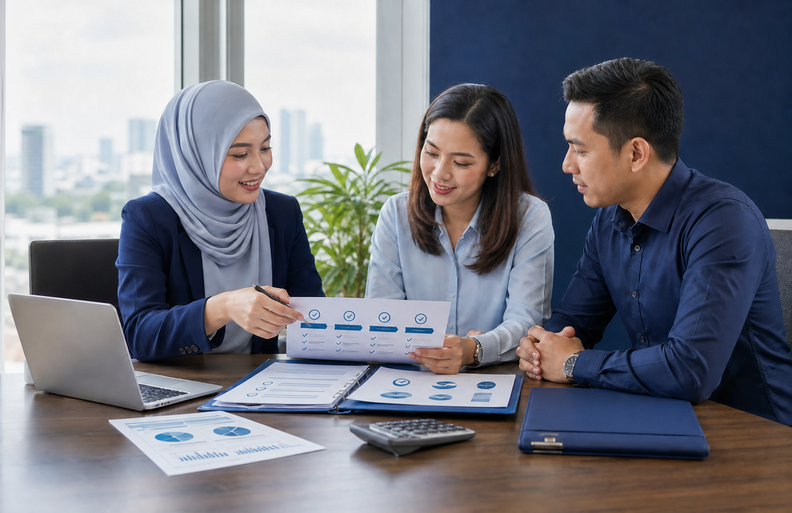 Training consultant guiding an employer through programme and claim planning
